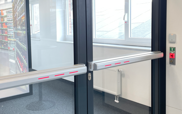 Moderne Glastür mit Panikstangen und Notausgang