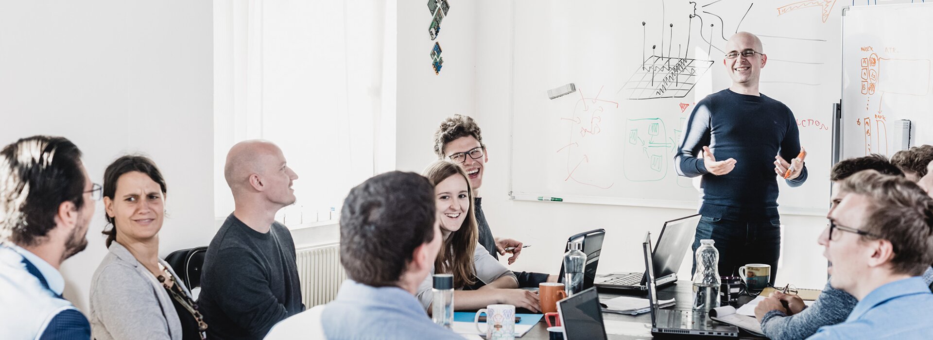 Team bei einem Seminar oder Schulung mit Whiteboard