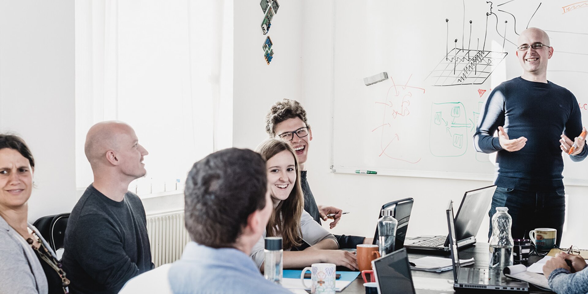 Team bei einem Seminar oder Schulung mit Whiteboard
