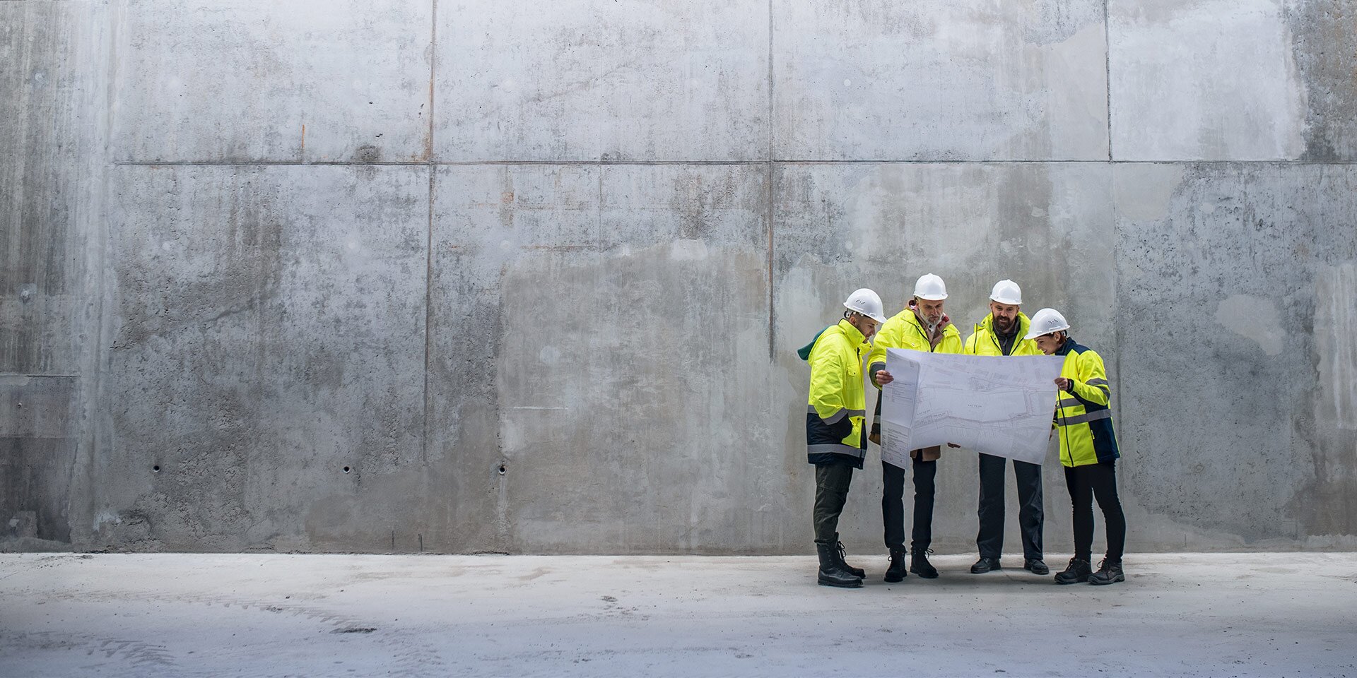 Bauarbeiter besprechen Plan mit Helm