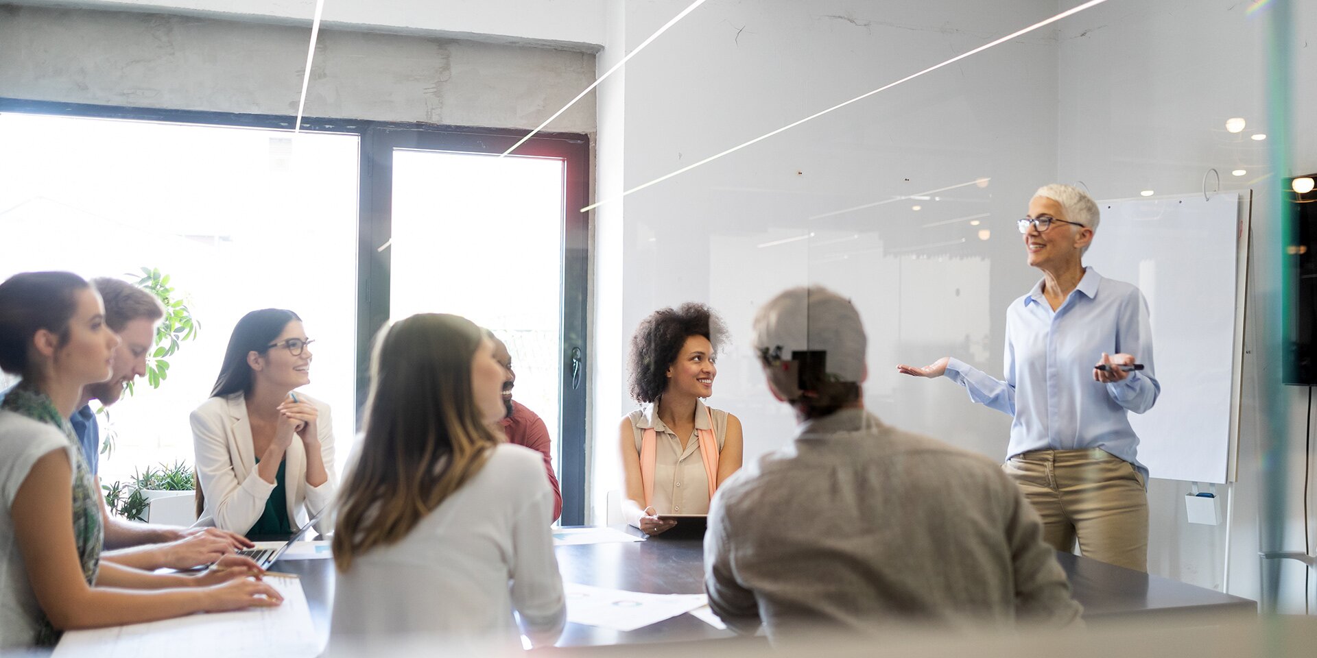 BKS Inhouse-Schulung und Besprechung im modernen Büro
