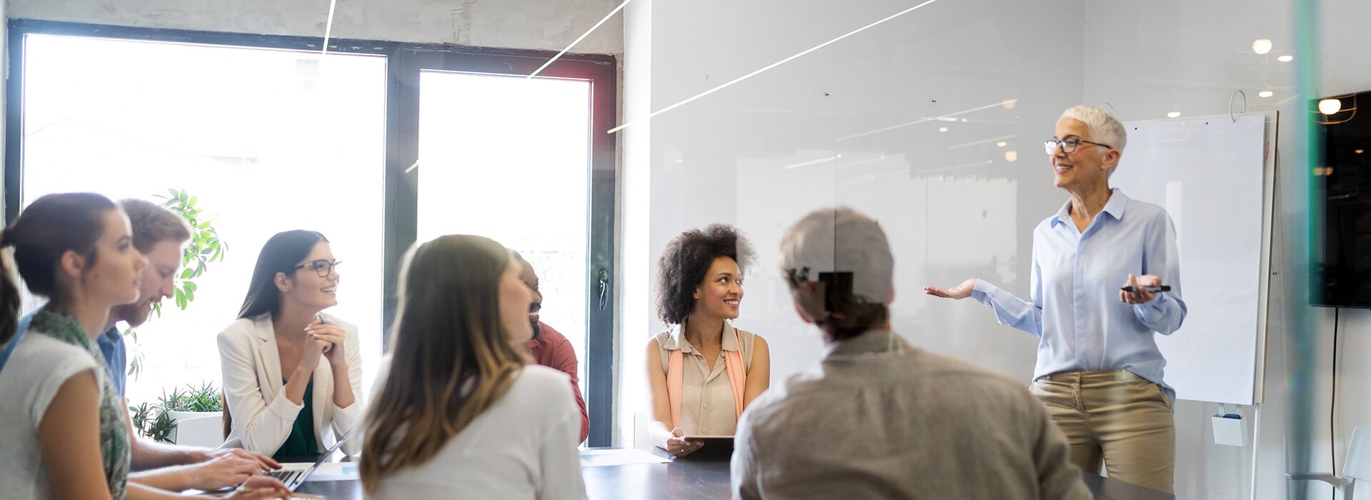 BKS Inhouse-Schulung und Besprechung im modernen Büro