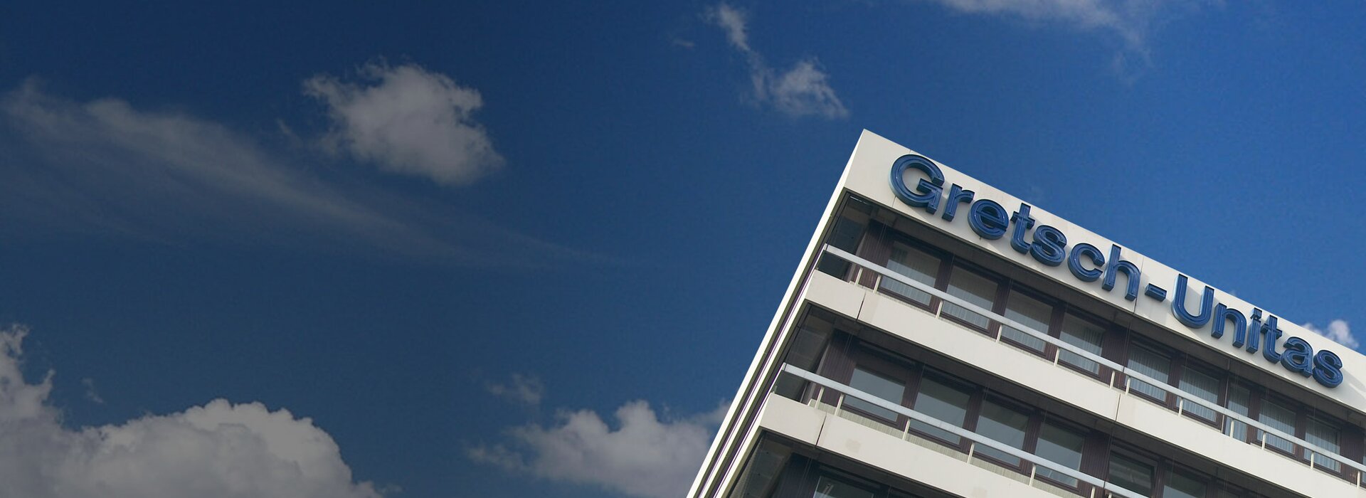 Bild des Unternehmensgebäudes von GU Baubeschläge (GU Bau) in Ditzingen, Zentrale für hochwertige Tür- und Fensterlösungen und Baubeschläge.