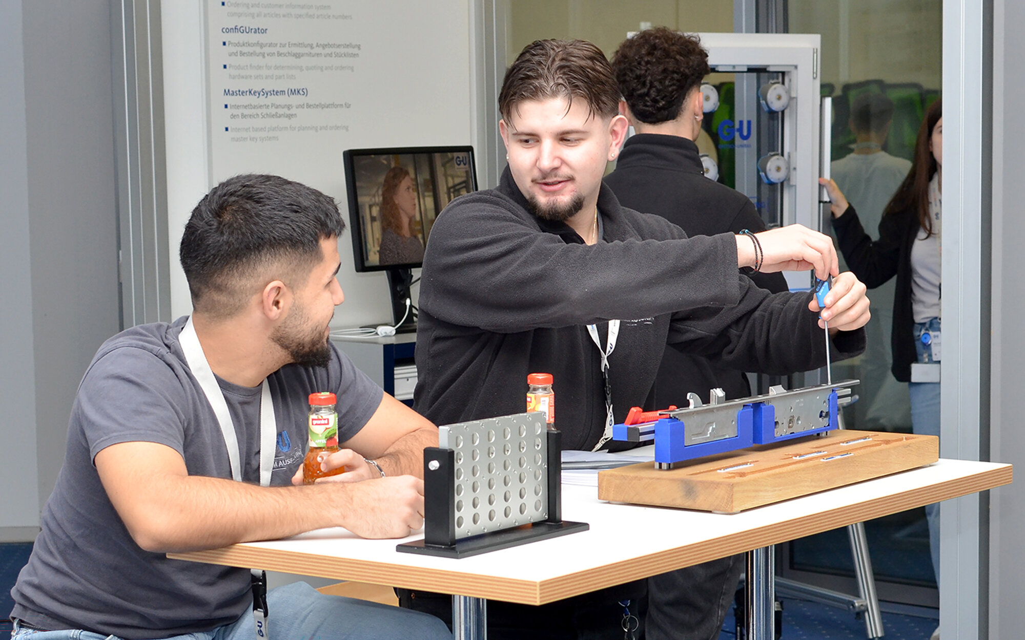 Technische Montagearbeit am Tisch