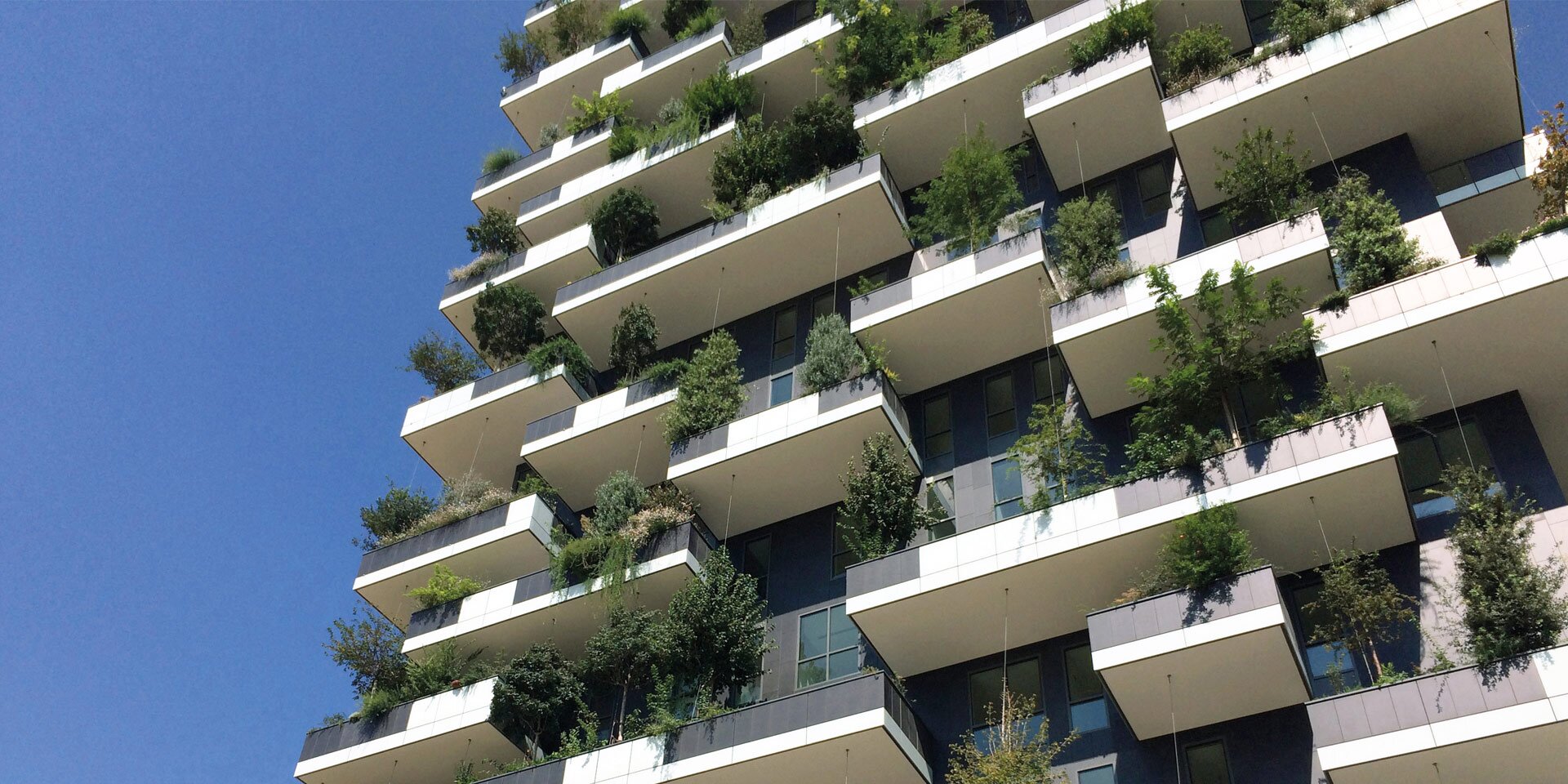 Wohnhaus mit bepflanzten Balkonen