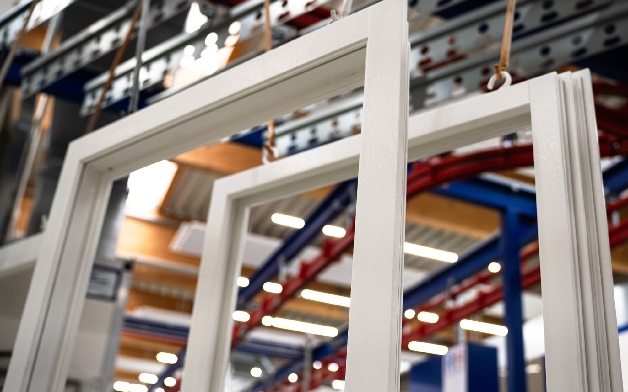 Weiße Fensterrahmen in Fabrik Weiße Fensterrahmen in Industrieumgebung
