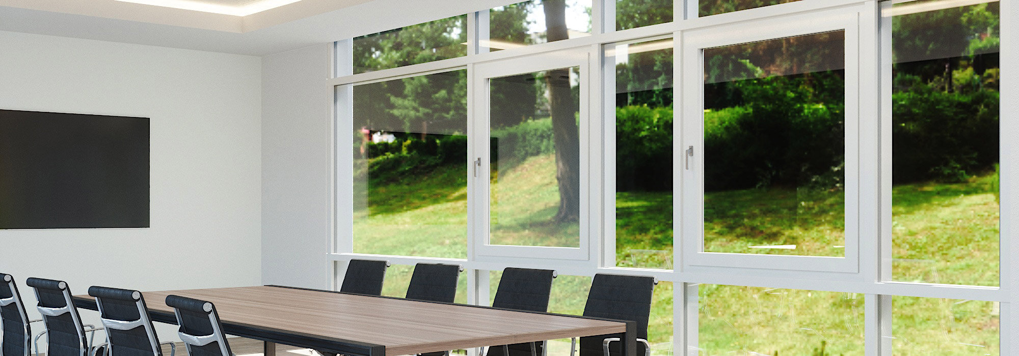 Moderner Konferenzraum mit großer Fensterfront und ergonomischen Bürostühlen