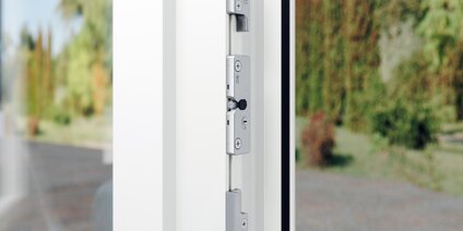 Kunststofffenstertür mit Türschnäpper