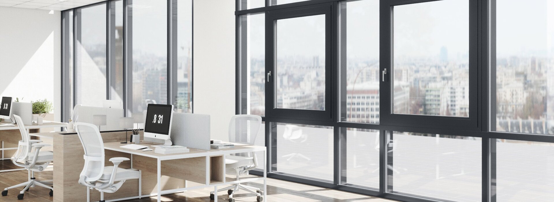 Modernes Büro mit großen Aluminiumfenstern und ergonomischen Arbeitsplätzen