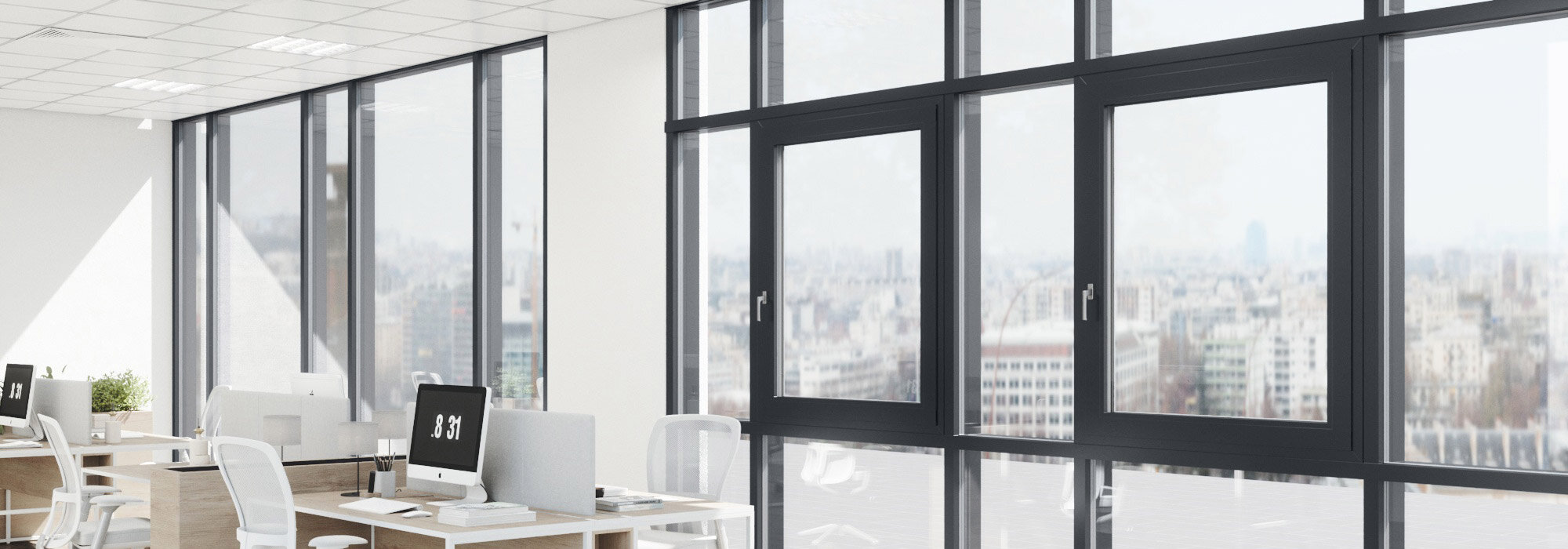 Modernes Büro mit großen Aluminiumfenstern und ergonomischen Arbeitsplätzen