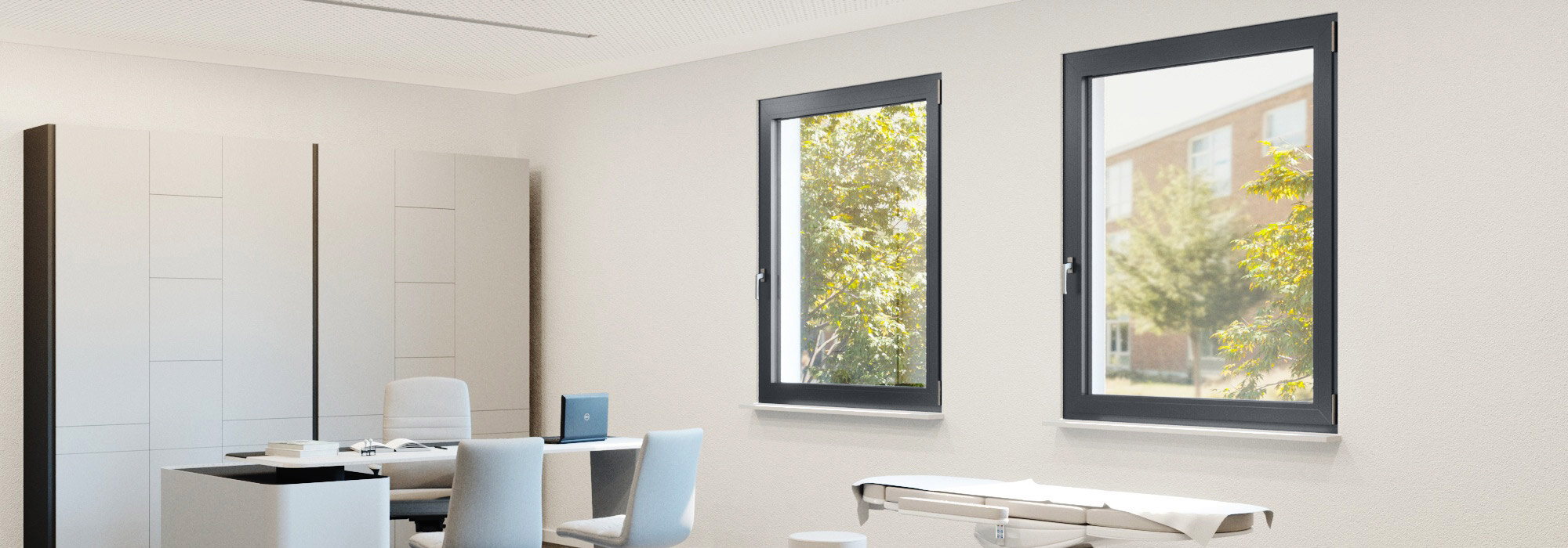 Helles modernes Arztzimmer mit Untersuchungs- und Büromöbeln und großen Aluminiumfenstern
