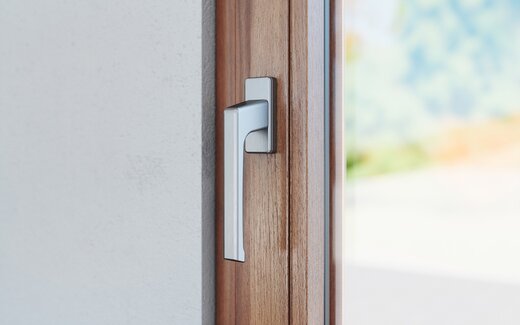 Holzfenster mit Fenstergriff DIRIGENT