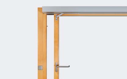 HS Master an einem Hebeschiebe-Element aus Holz, Schiebeflügel geöffnet