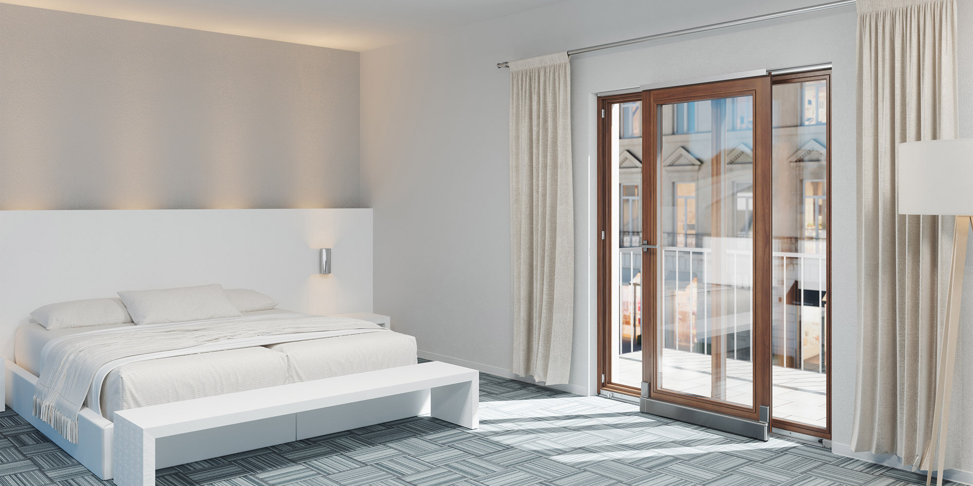 Hotelzimmer mit Parallelschiebe-Element aus Holz, Schiebeflügel geöffnet