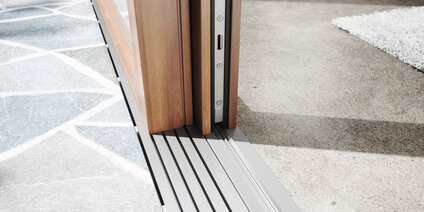 Hebeschiebe-Element aus Holz – Detailansicht Laufschiene/Laufwagen