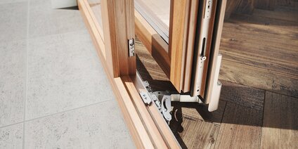 Parallelschiebekipp-Element aus Holz – Detailansicht Laufwagen