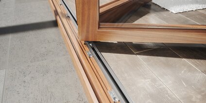 Schiebefalt-Element aus Holz – Detailansicht Laufschiene/Laufwagen