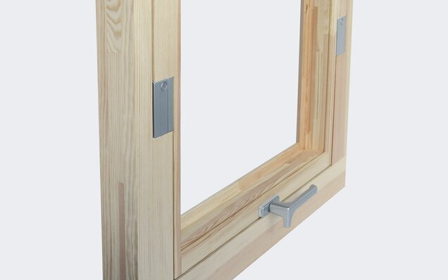 Geschlossenes Holzfenster mit UNITAS Schwingbeschlag