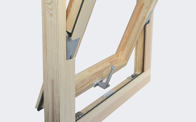 Holzfenster mit UNITAS Schwingbeschlag in Offenstellung