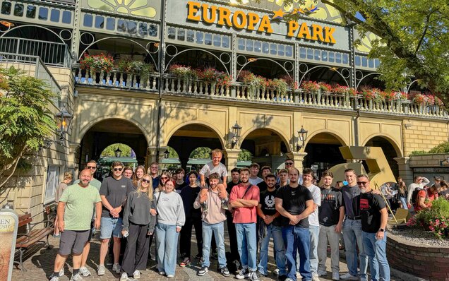 Gruppe vor Europa-Park Eingang