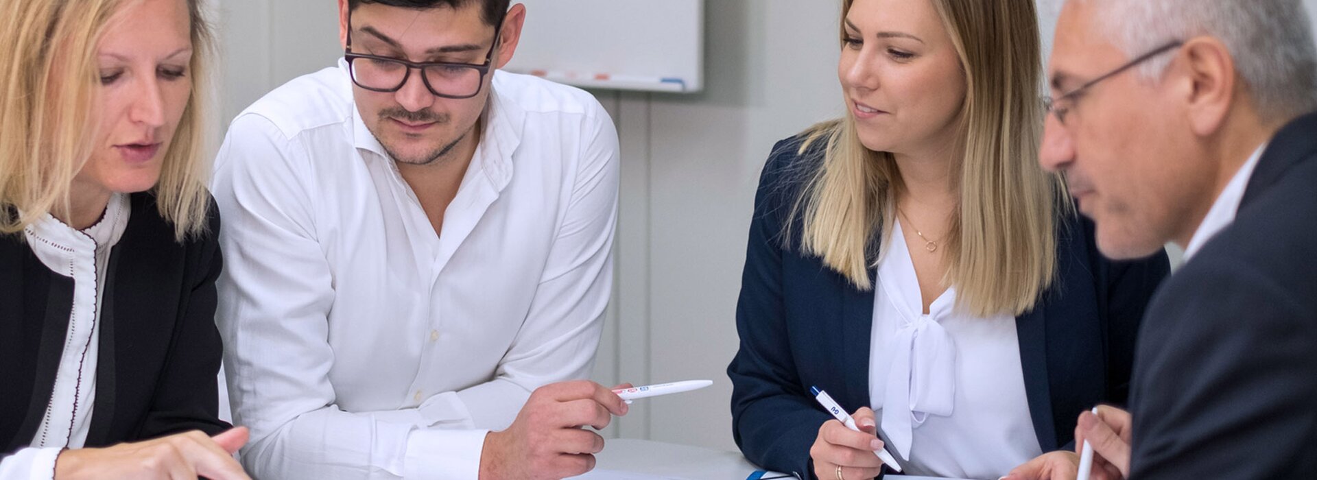 Personen besprechen Pläne im Büro