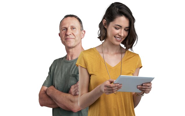 Zwei Personen füllen Kontaktformular mit Tablet aus
