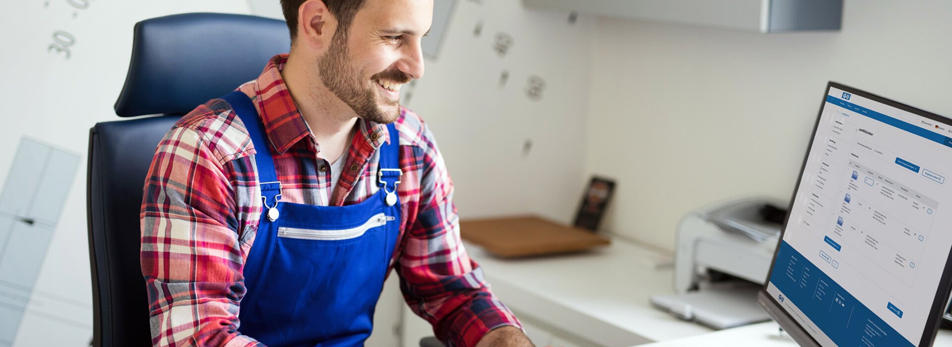 Techniker in Arbeitskleidung erstellt Produktkonfiguration am Computer mit confiGUrator