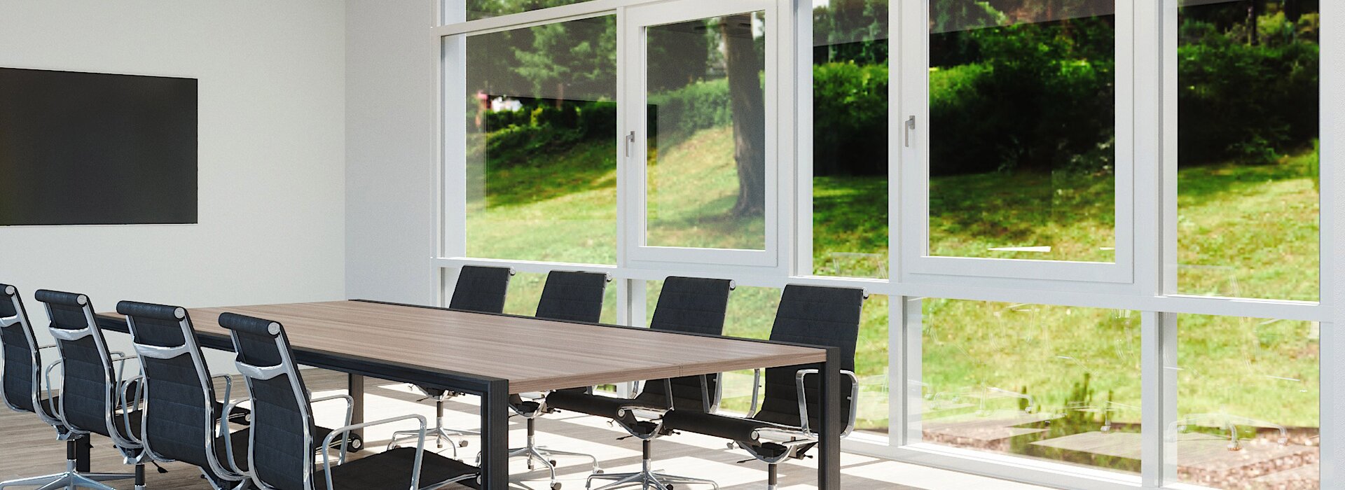 Moderner Konferenzraum mit großer Fensterfront und ergonomischen Bürostühlen