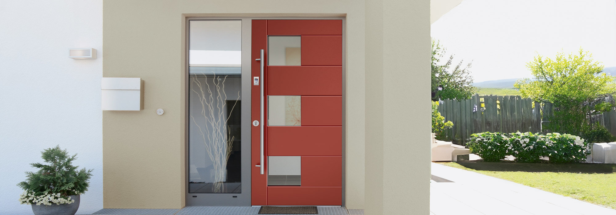 Moderne Haustür mit Fingerscanner Moderne rote Haustür mit Glas-Seitenteil und Zutritt über Fingerscanner