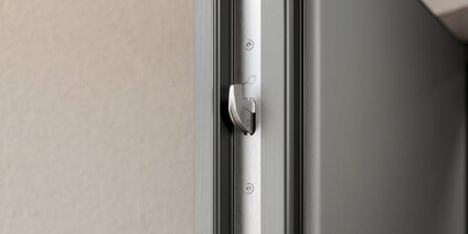 Wohnungseingangstür aus Holz mit Verschlusssystem GU SECURY SH2, Detailansicht Schließhaken