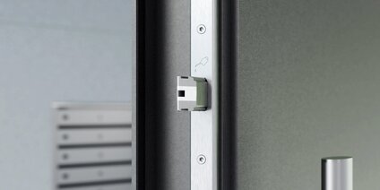 Eingangstür Mehrfamilienhaus aus Metall mit Verschlusssystem GU SECURY Automatic3 TEOR, Detailansicht Automatic-Fallenriegel