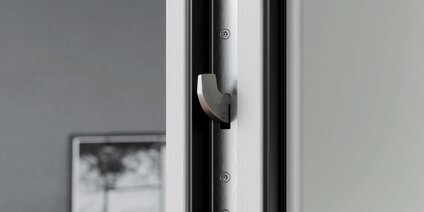 Hauseingangstür aus Holz mit Verschlusssystem SECURY ePOWER Home, Detailansicht Schließhaken
