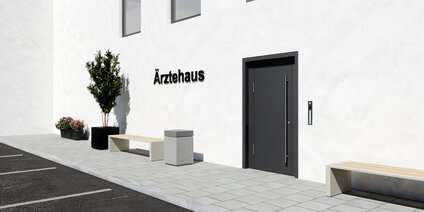Tür mit motorisch verriegelnder Mehrfachverriegelung am Eingang eines Ärztehauses