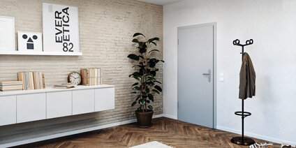 Wohnungseingangstür im modernen Flur mit manuell verriegelnder Mehrfachverriegelung