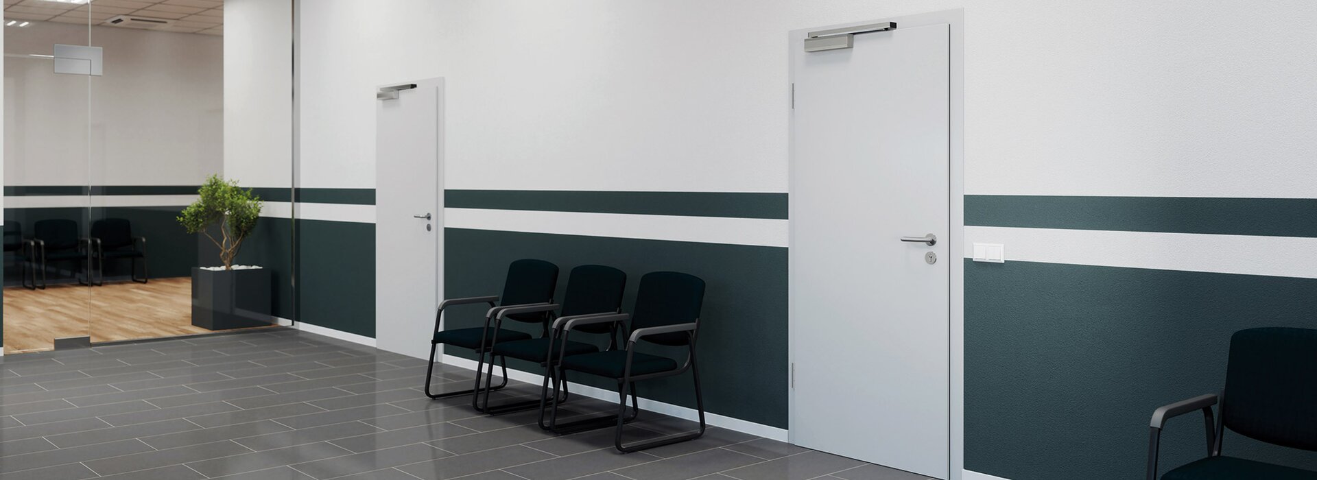 Moderner Büroflur mit Wartebereich und weißen Türen