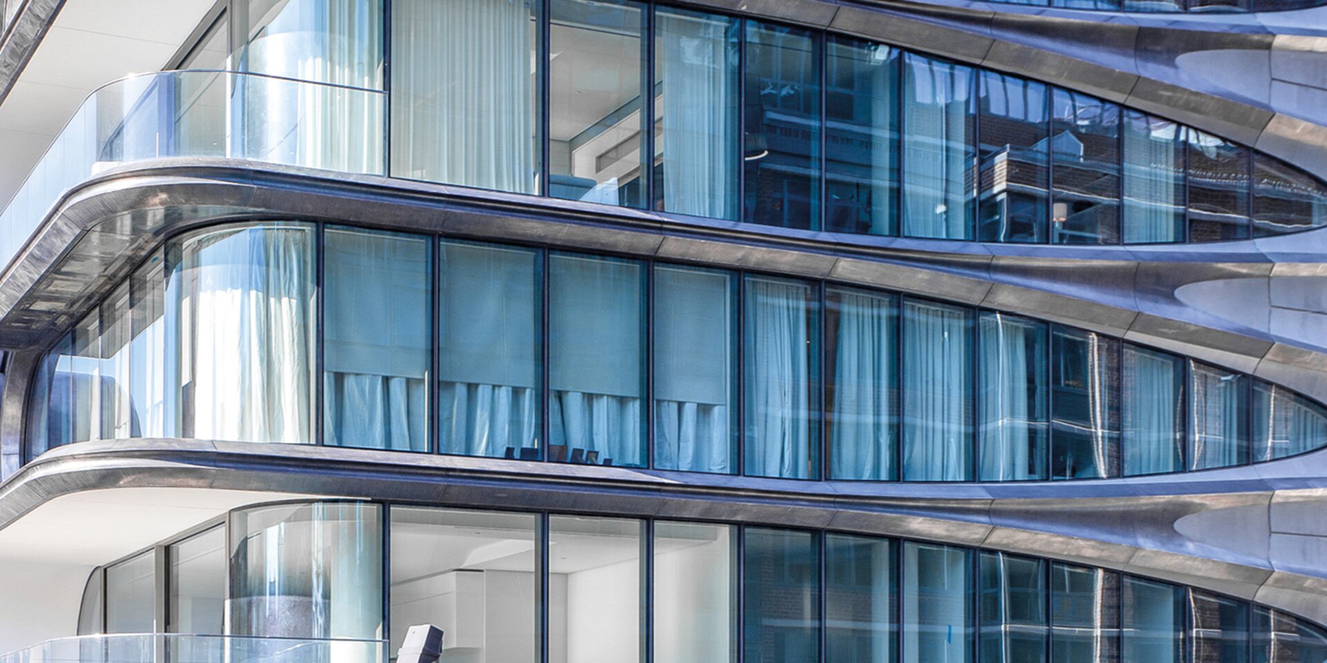 organische Glasfassade modernes Gebäude