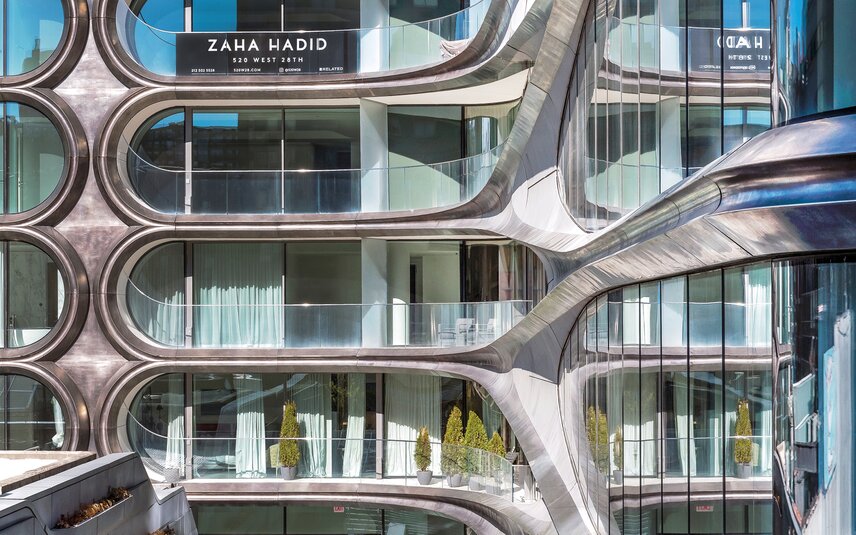 Moderne Architektur mit geschwungenen Metallfassaden