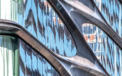 geschwungene Glas-Metall Fassade Gebäude