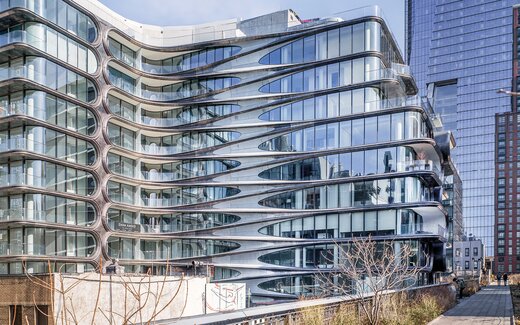 Modernes Bürogebäude mit Glasfassade