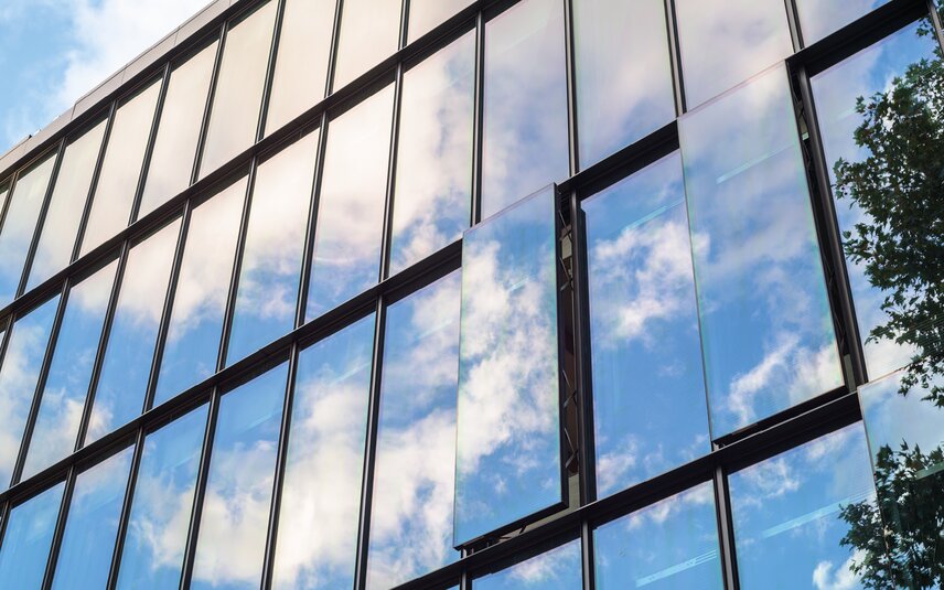 Moderne Glasfassade mit Kippfenstern