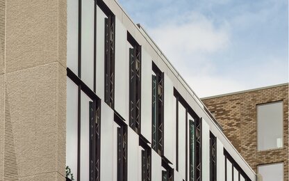 Moderne Fassade mit Glas und Beton