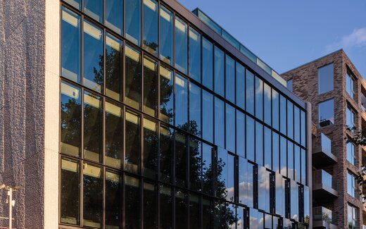 Modernes Gebäude mit Glasfassade und Balkon
