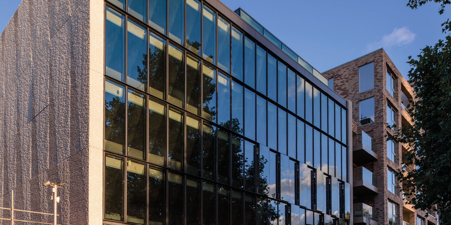 Modernes Gebäude mit Glasfassade und Balkon