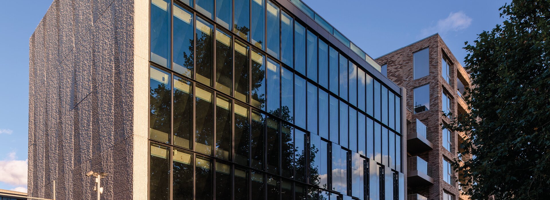 Modernes Gebäude mit Glasfassade und Balkon