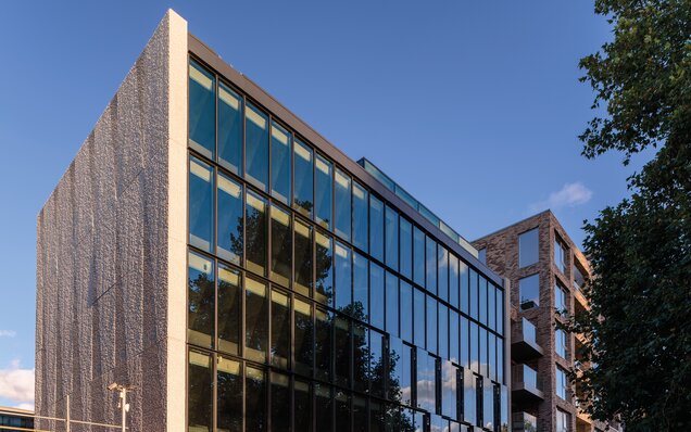 Modernes Gebäude mit Glasfassade und Balkon