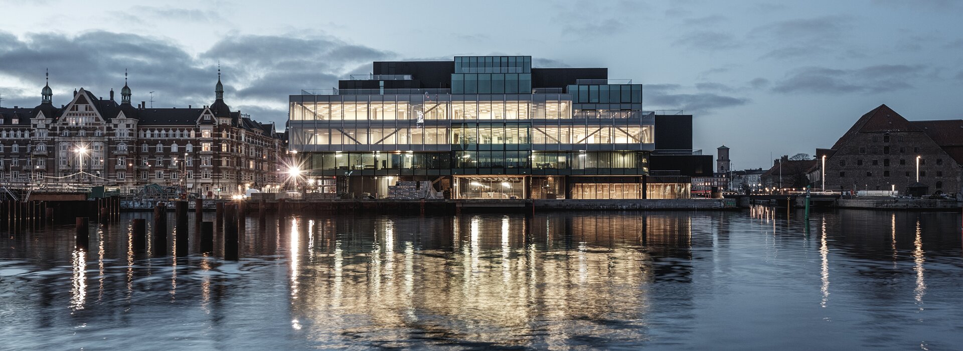 Modernes Gebäude mit Glasfassade bei Abend