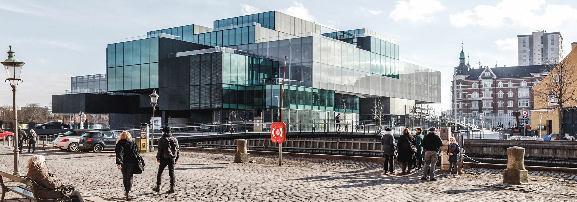 modernes Gebäude mit Glasfassade außen