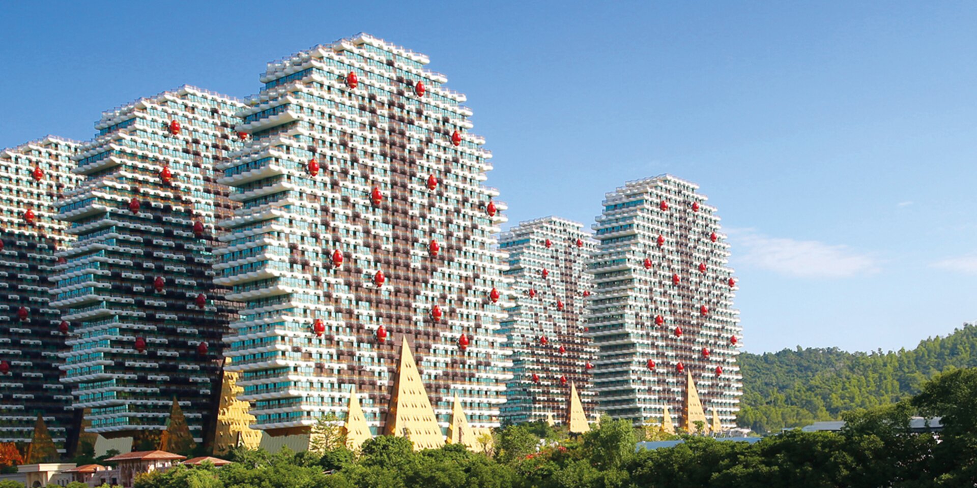 Wohngebäude mit markanten Balkonen