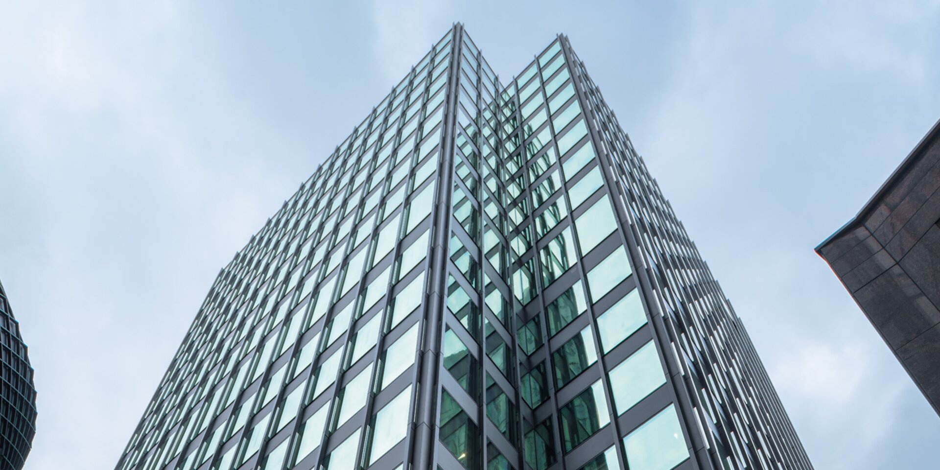 Moderne gläserne Bürohochhäuser im Fokus