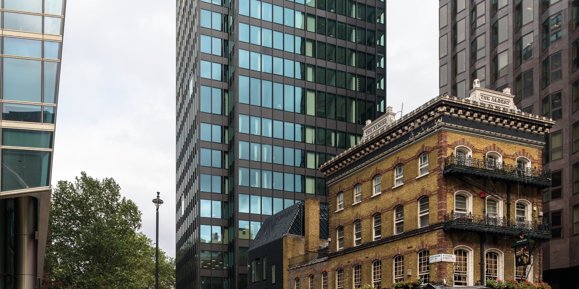 The Albert Altbau mit Balkonen und Glasfassaden